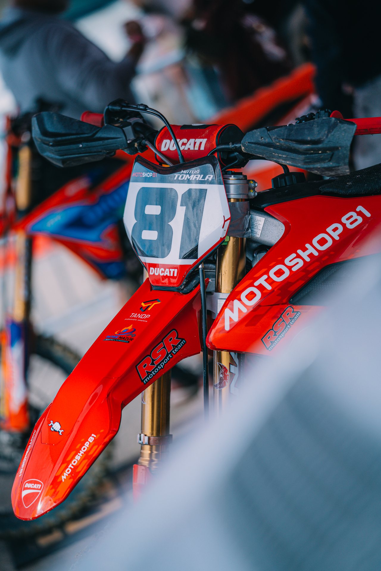 Motocrossová Ducati s číslom 81 a polepmi MOTOSHOP81 v depe v sezóne 2026.
