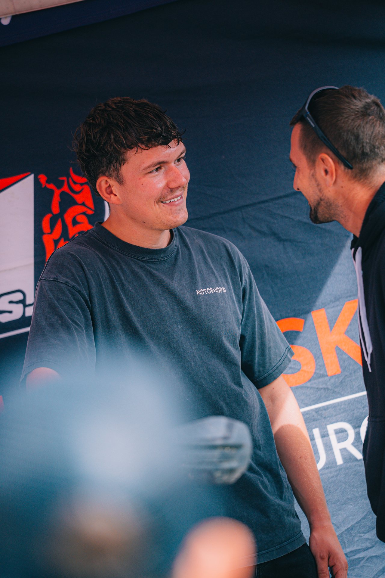 Rozhovor v depe pred pozadím MOTOSHOP81.