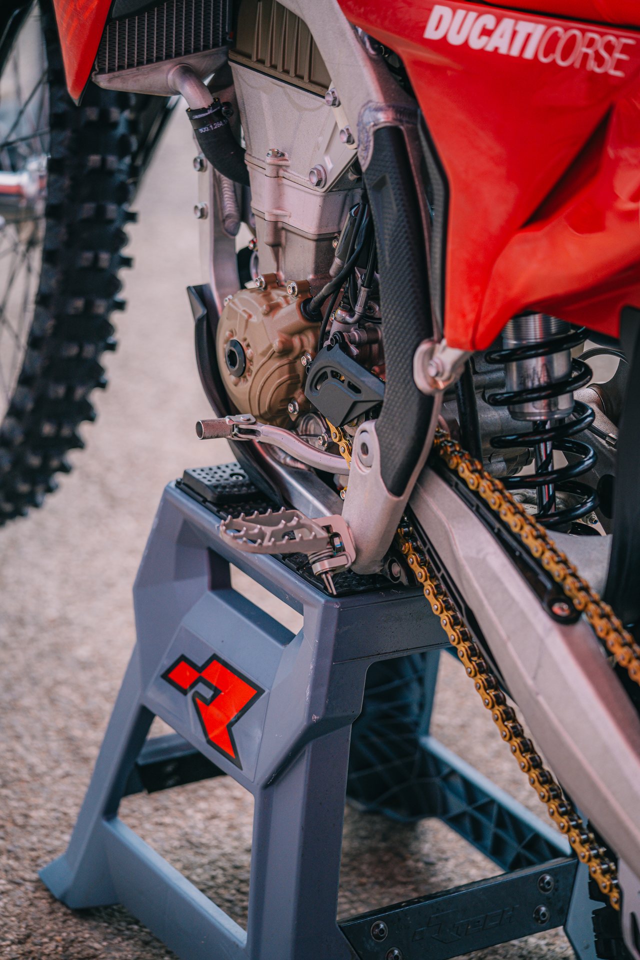 Detail reťaze a reťazového pohonu motocrossovej motorky v depe.