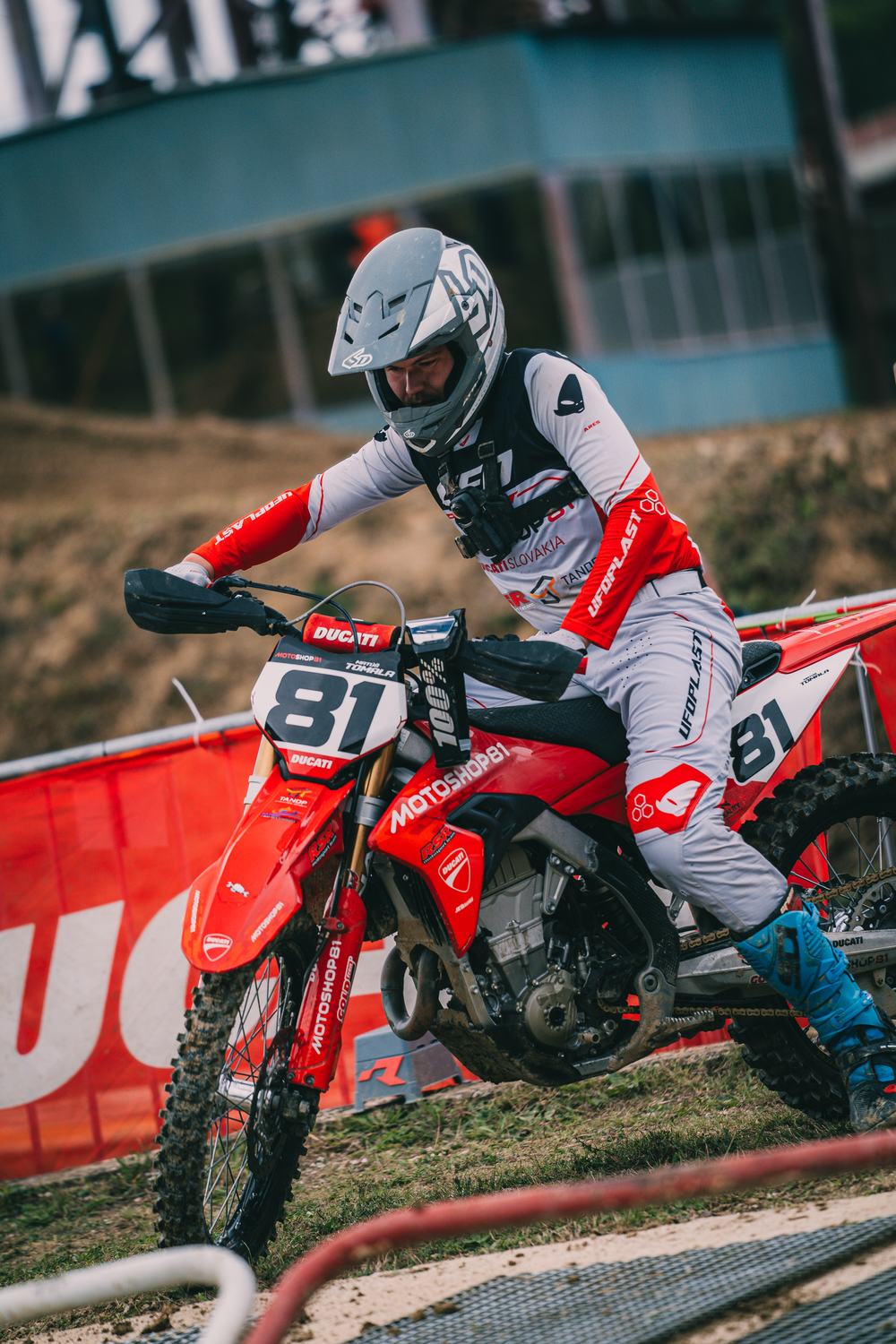 Matúš na červenej Ducati s číslom 81, skutočný záber zo Sverepca 2026