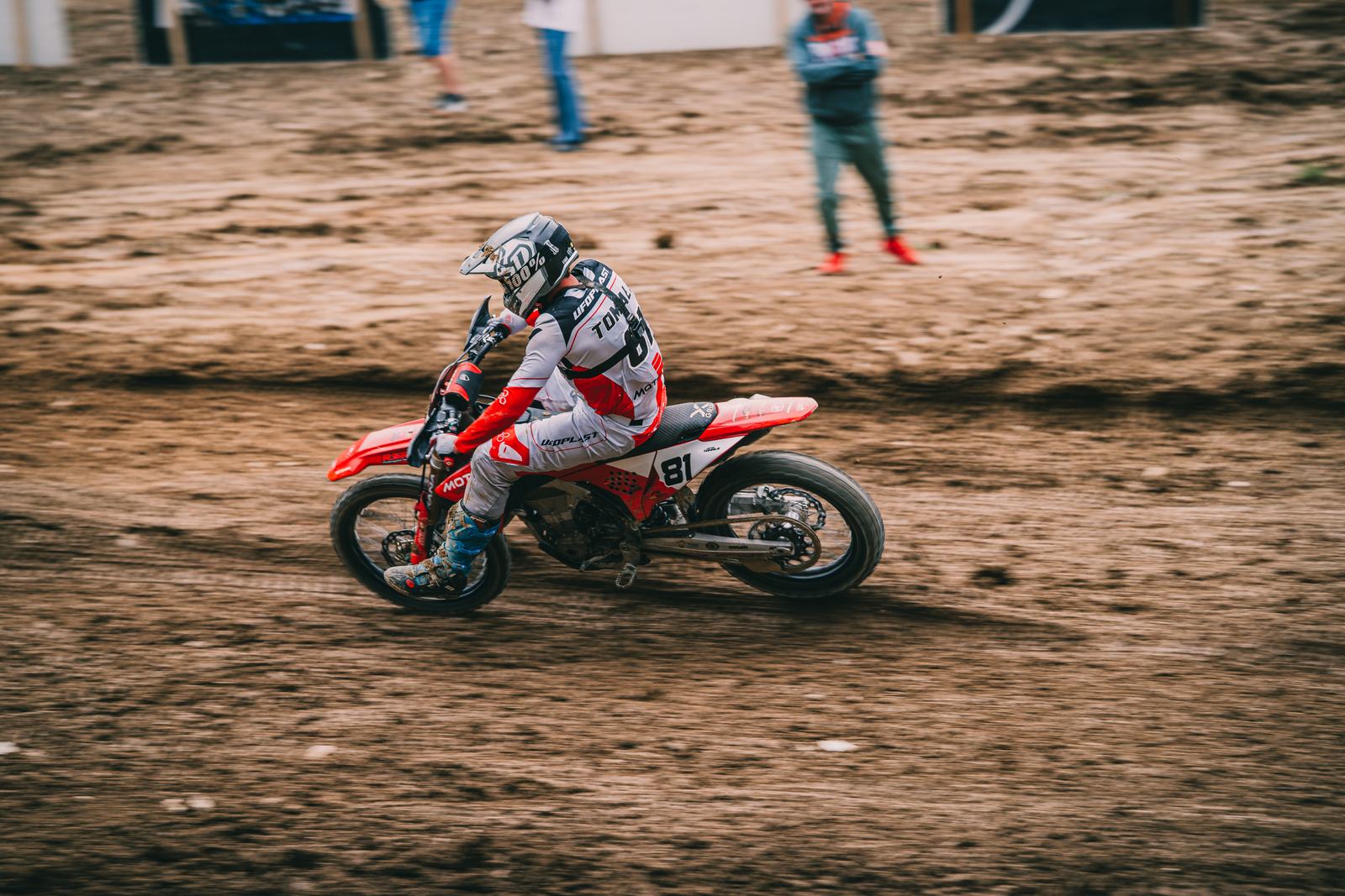 Matúšov dres s menom TOMALA a číslom 81 pri jazde na Ducati v roku 2026