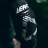 LEATT chrániče lakťov ReaFlex – čierna